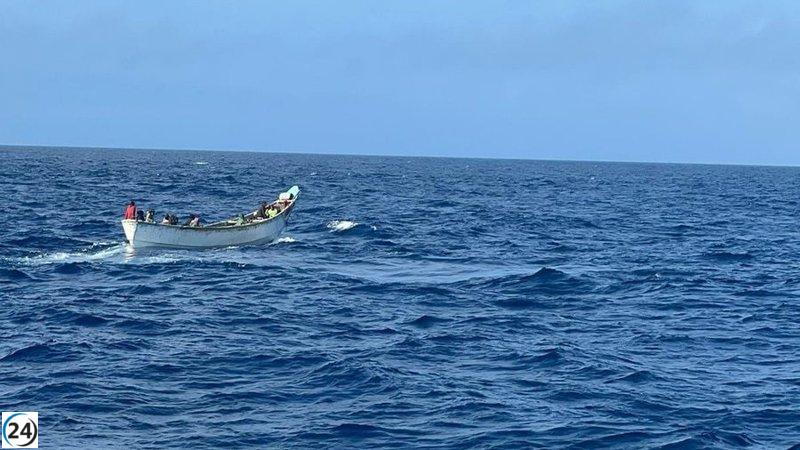 Marina rescues 24 migrants after arriving by boat in southern Cabrera