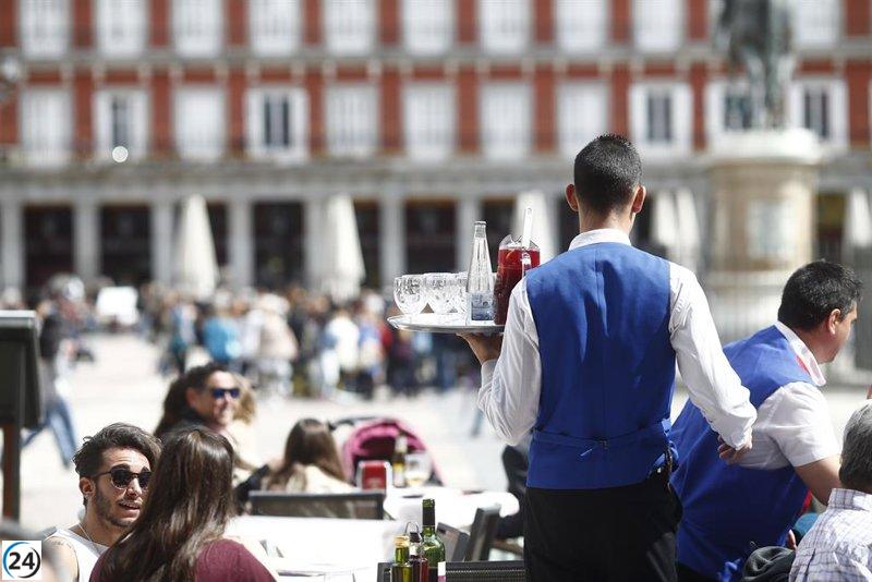 El sector turístico en Baleares experimenta un aumento del 10,5% en empleo, con 10.018 trabajadores más en marzo.