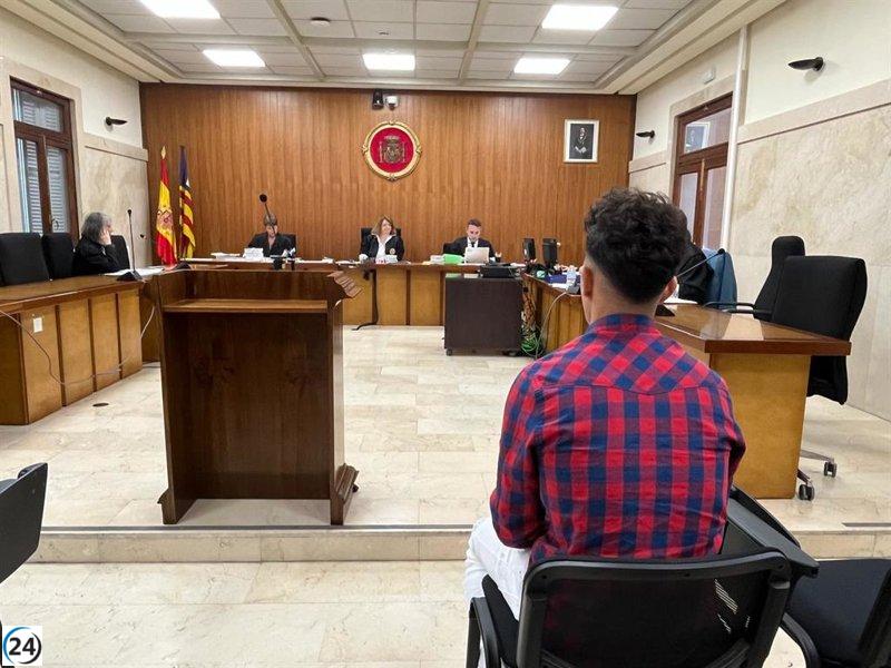 Joven de 22 años niega liderazgo en travesía de patera de Argelia a Ibiza, pero admite no haber pagado el viaje.