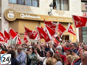 Multitud respalda a Pedro Sánchez en sede del PSIB de Palma
