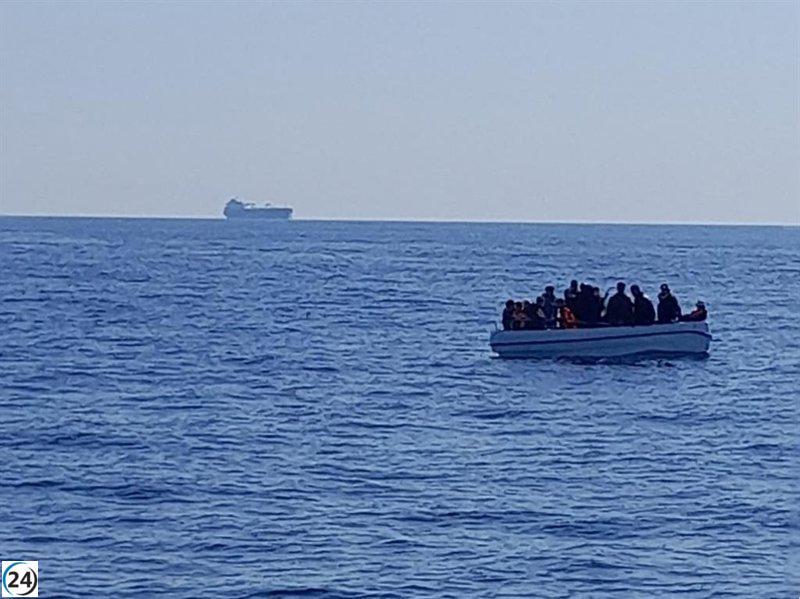 Inmigrantes ilegales detenidos en Formentera tras ser interceptada una patera con 11 ocupantes