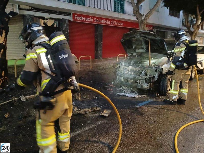 Incendio en Ibiza causa daños a vehículos y edificio
