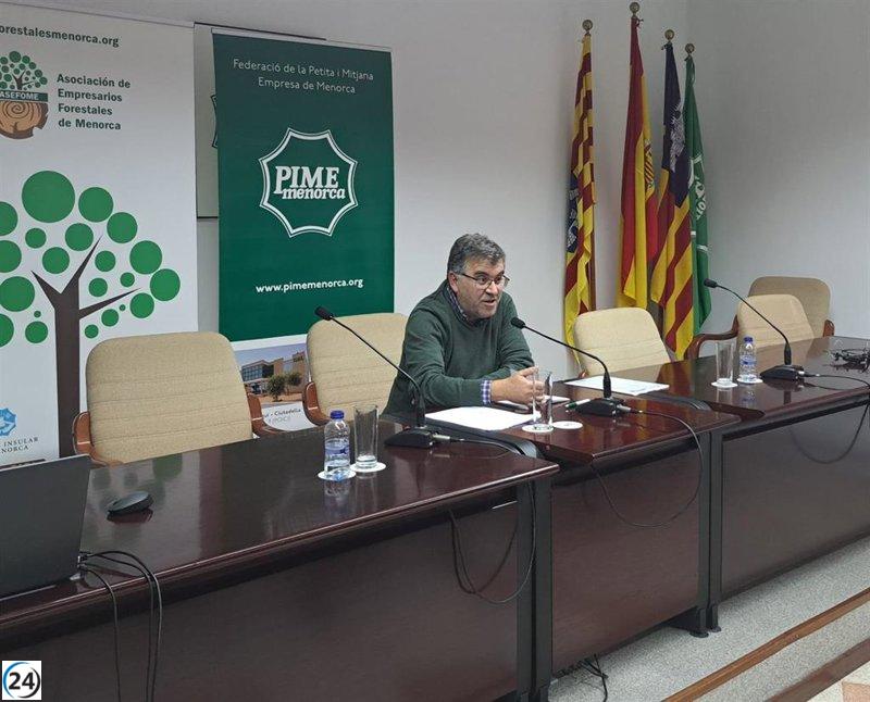 Simonet destaca el papel crucial de la biomasa forestal en la conservación de bosques y la prevención de incendios en Menorca.