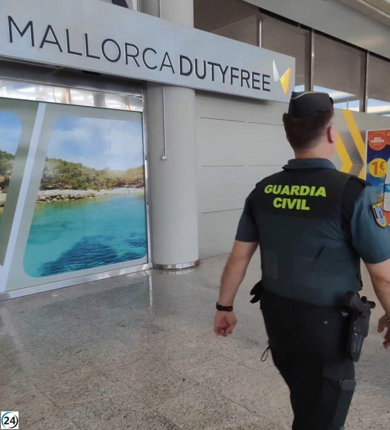 Arrestan a mujer por sustraer perfume de lujo y tabacos en el aeropuerto de Palma.