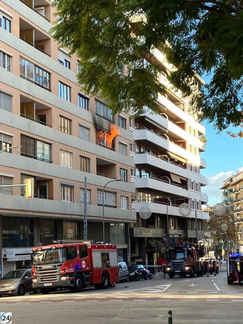Bomberos luchan contra un incendio en un apartamento de Palma.