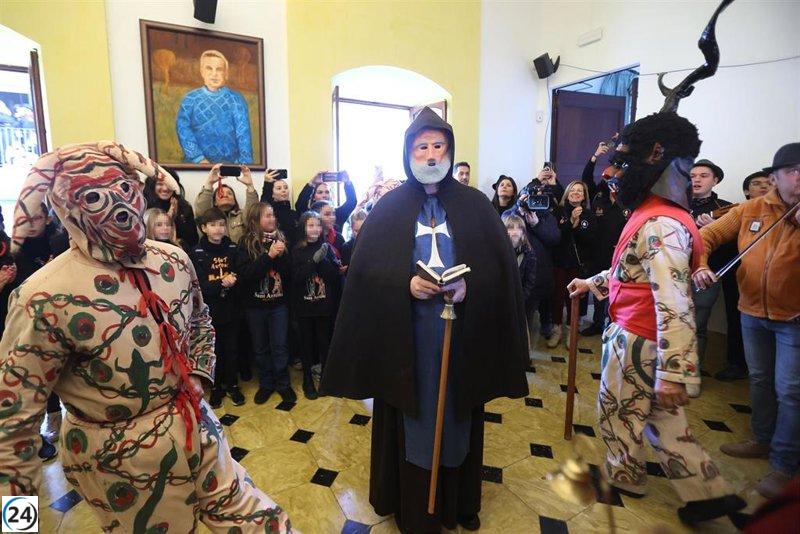 Sant Antoni se inaugura en Manacor con el desfile de los 'dimonis' de Cas Baciner y danzas frente a la Sala.