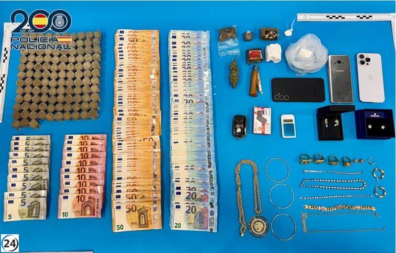 La Policía Nacional cierra el principal centro de tráfico de drogas en la costa de Manacor.