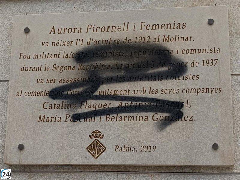 PSOE, MÉS y Podemos condenan el vandalismo contra la placa de Aurora Picornell en Palma.