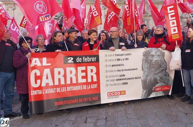 CCOO y UGT congregan a un centenar en Palma para defender derechos sociales.