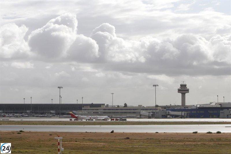 La Guardia Civil busca al parapentista que interrumpió el tráfico en el aeropuerto de Palma.