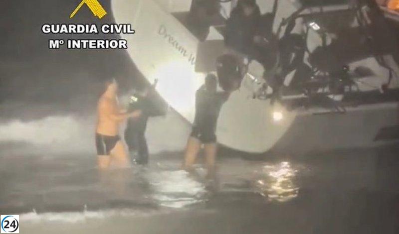 Guardia Civil salva a capitán de embarcación varada en Ibiza por tormenta.