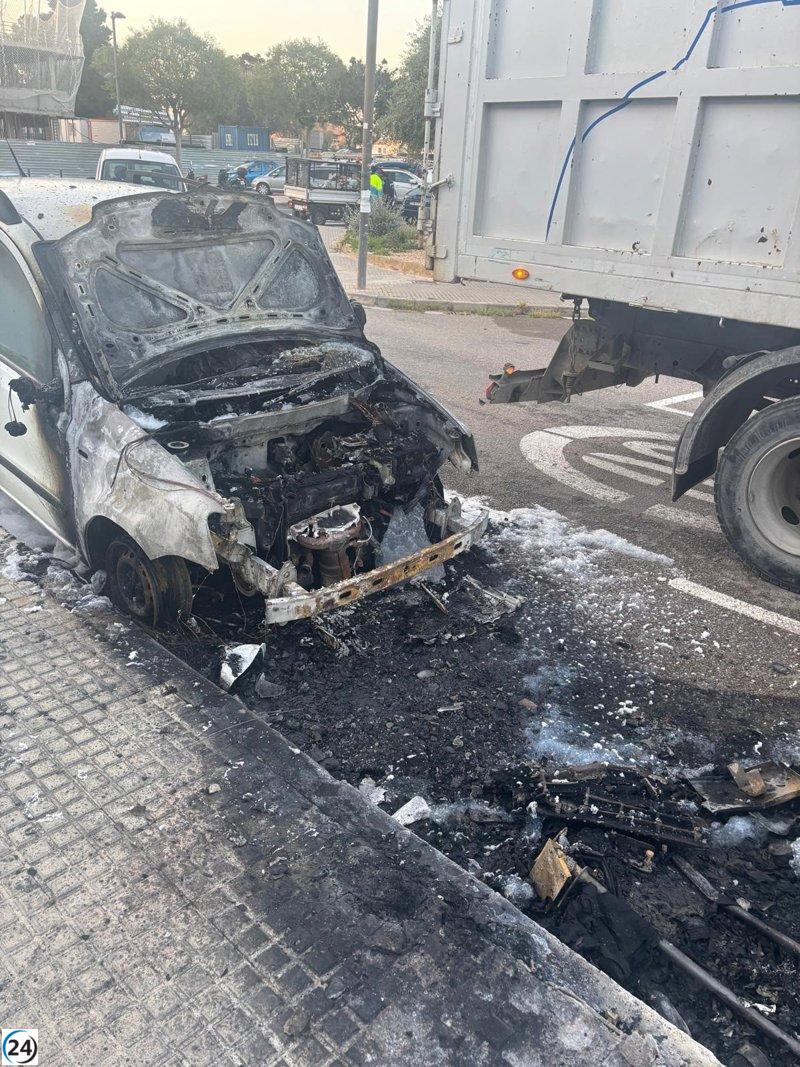 Incendios simultáneos en Ibiza consumen vehículos y contenedores.