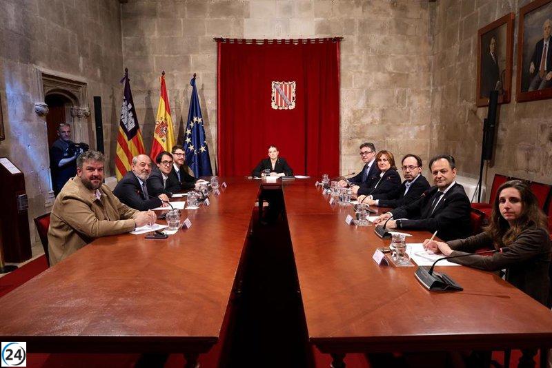 La oposición respalda las acciones contra aranceles, pero desaprueba la asociación del PP con los