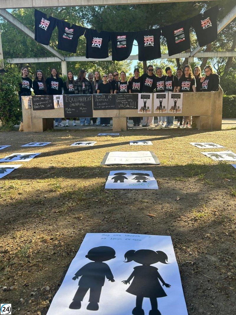 Trabajadoras de las 'escoletes' mantienen huelga total a pesar de los servicios mínimos establecidos.