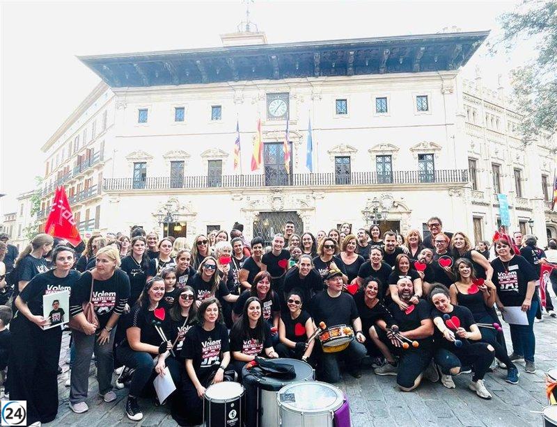Masiva movilización en Cort a favor de la huelga de trabajadoras de escoletes externalizadas.