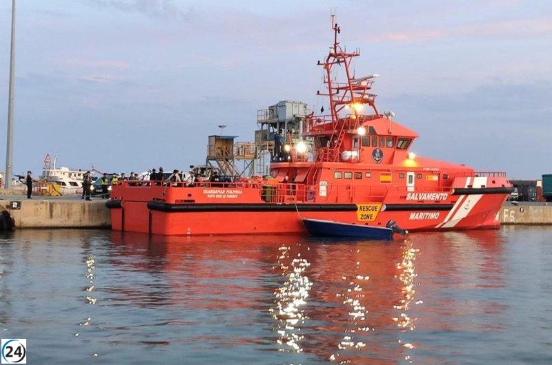 Doce migrantes rescatados en aguas del sur de Ibiza.