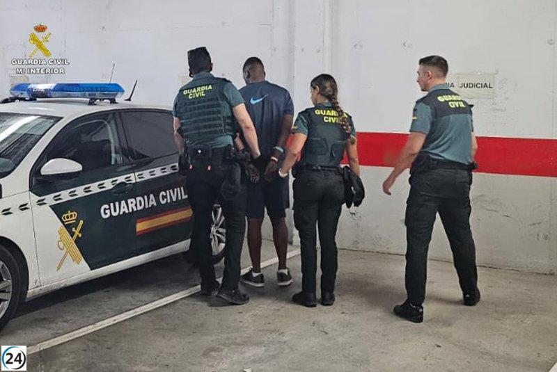 Arrestado por agredir al guardia de un hotel en Calvià al intentar entrar sin autorización.