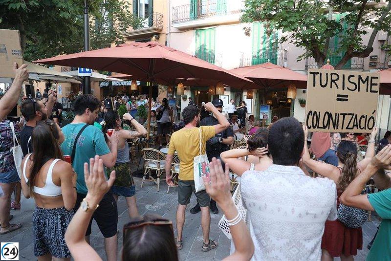 Rechazo al despliegue policial en la manifestación contra la masificación y la identificación de los protestantes.