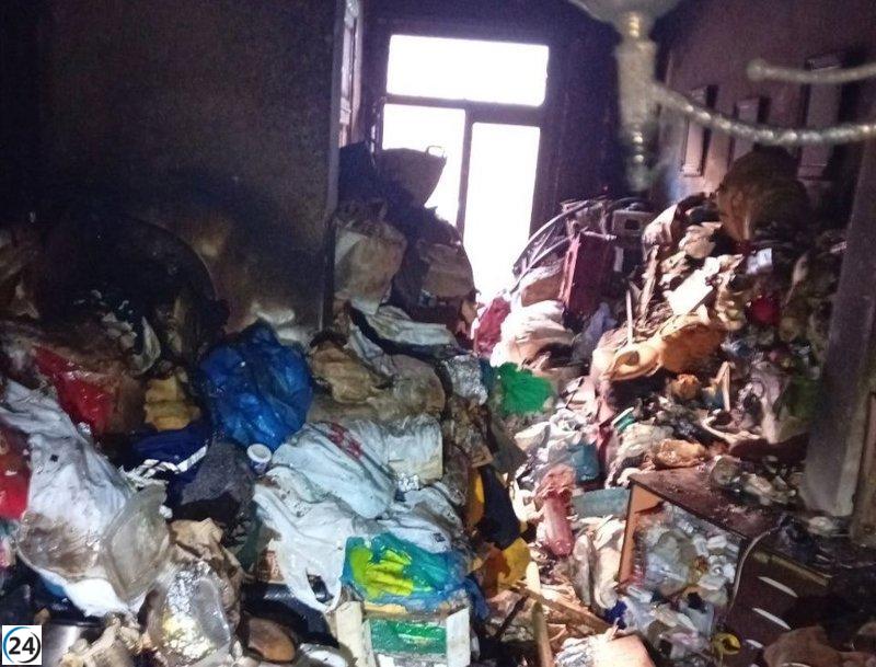 Apagan un incendio en una casa de Manacor llena de basura y objetos acumulados.