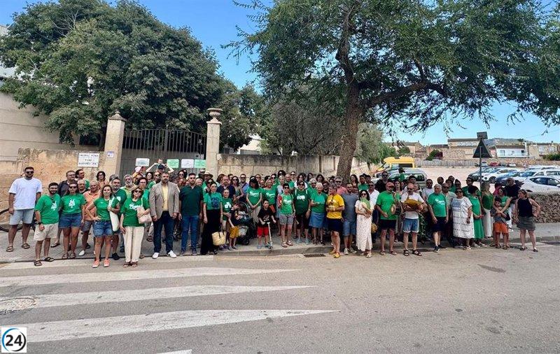 Cien personas defienden a los docentes en Algaida contra los ataques de Vox.