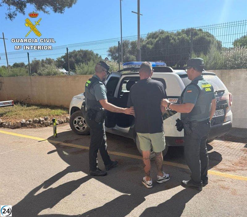 Hombre arrestado en Fornells tras agredir y amenazar con un cuchillo a su superior por despido.