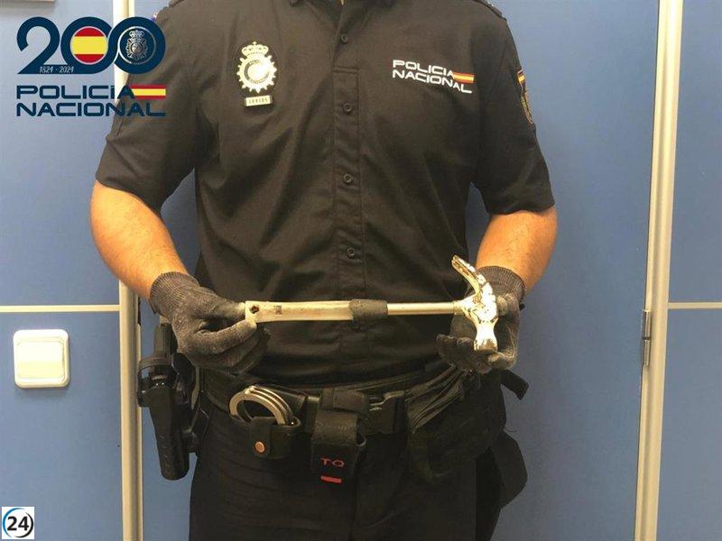 Un hombre intenta asesinar a un conocido disfrazado de otra persona utilizando un martillo.