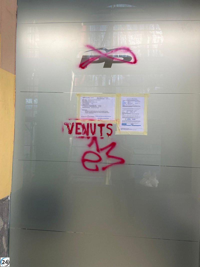 Amanecer conflictivo en la sede del PP de Palma con una manifestación gráfica.