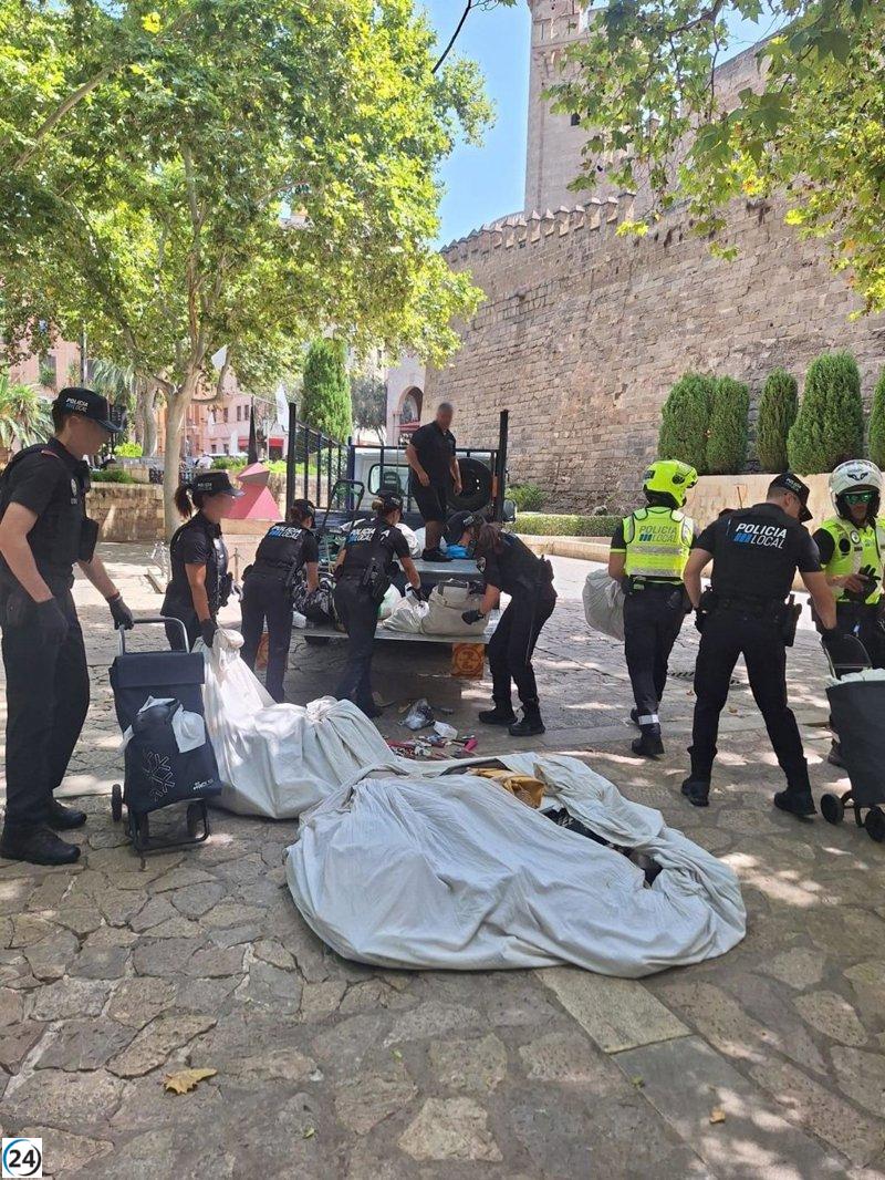 Multitud de compradores sancionados por adquirir productos de venta ambulante no autorizada en Palma durante el verano.