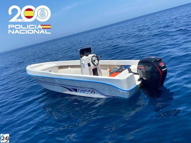 Interceptan a tres inmigrantes en Santanyí tras arribar en patera.