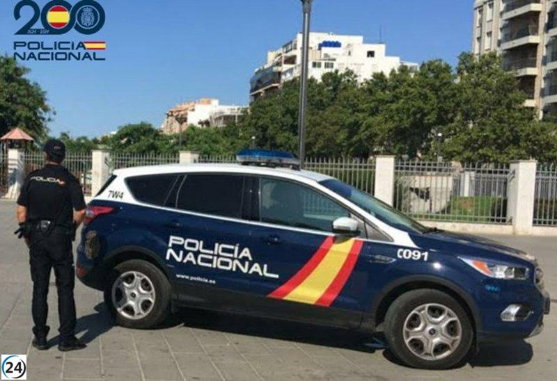 Arresto en Palma: Mujer golpea y arrastra a anciano para robarle.