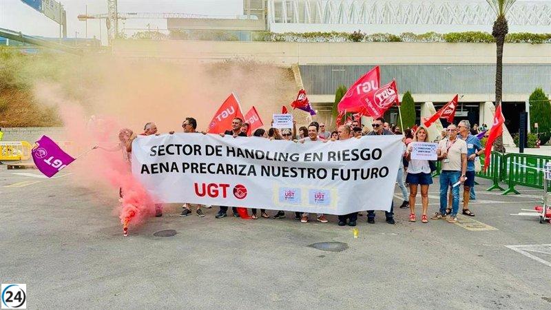 Empleados aeroportuarios de Palma protestan por la falta de atención a sus demandas.