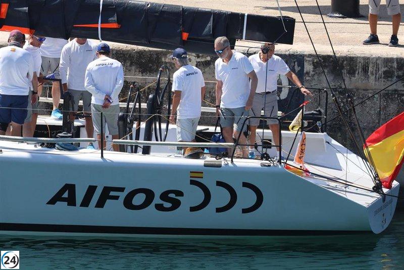 Felipe VI se prepara para la 43 Copa del Rey MAPFRE a bordo del 'Aifos'.