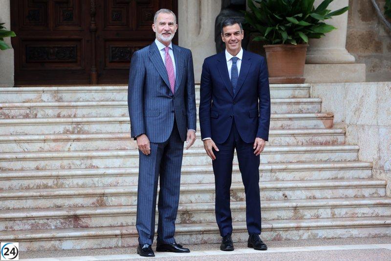 Inicio del encuentro veraniego entre Felipe VI y Pedro Sánchez en Marivent.