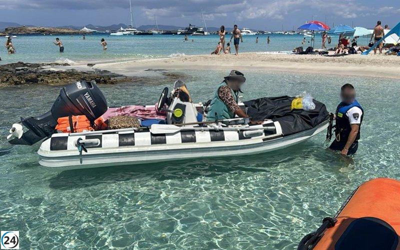 Detenido en Formentera un vendedor ambulante por comercializar alcohol desde una lancha.