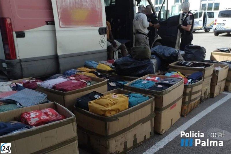 Descubren más de 700 artículos falsificados en furgoneta que evadió control tras obstaculizar el tráfico.