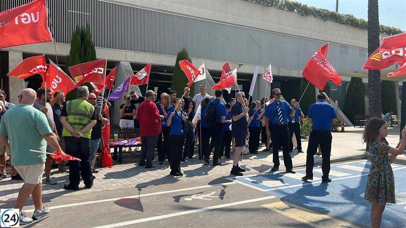 Empleados del principal servicio de manejo en el aeropuerto de Palma anuncian posible huelga en agosto.