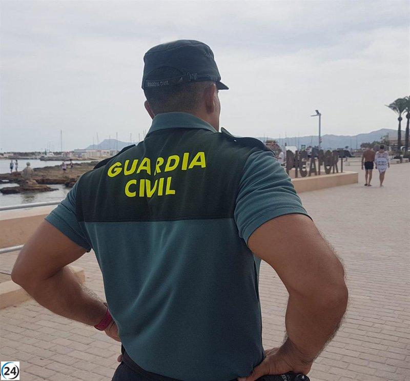 Doce inmigrantes son rescatados tras llegar en patera a Mallorca.