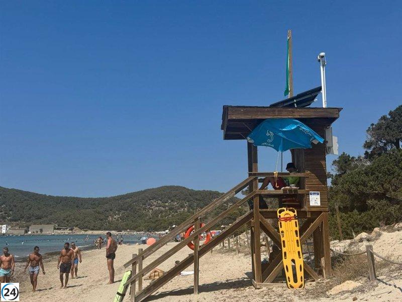 El Govern implanta tecnología avanzada para monitorear la afluencia en la playa de Ses Salines, Ibiza.