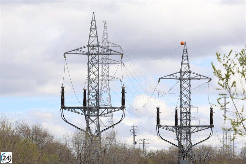 Aumento del turismo y la población elevan el consumo eléctrico en Baleares, en contraste con la tendencia nacional, revela un informe.