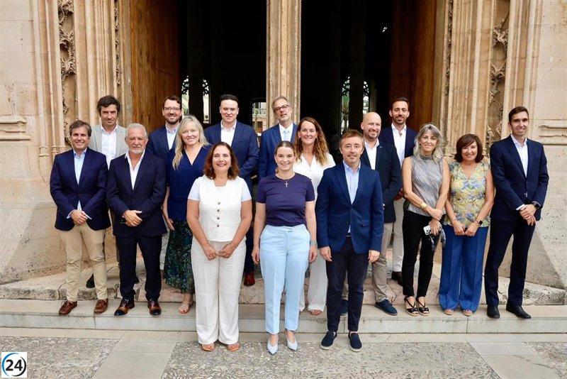 Prohens se encuentra con el equipo de IbSalut en las mesas de diálogo en el Consolat de Mar.