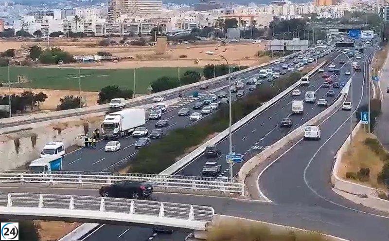 Retenciones de cuatro kilómetros en la MA-19 a la salida de Palma tras un choque vehicular.