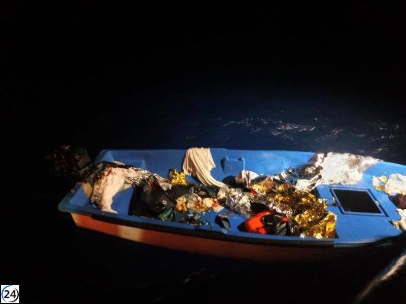 Seis migrantes salvados en una lancha cerca de Formentera.