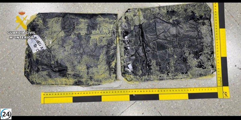 Arresto en Ibiza por recepción de paquete de cocaína.
