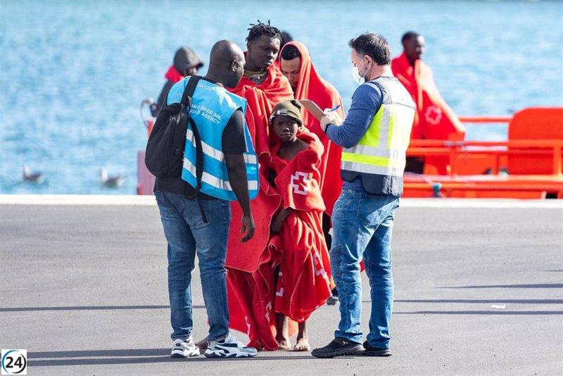 Rescatan a 23 inmigrantes en una embarcación cerca de Cabrera.