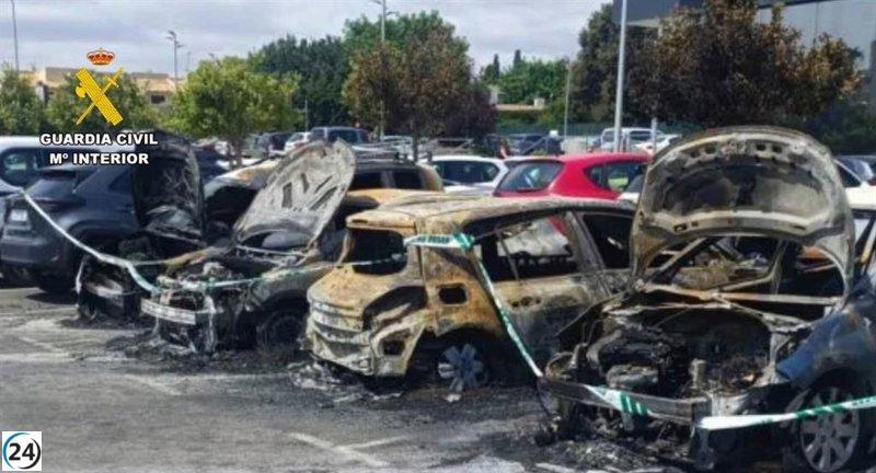 Cuatro arrestados tras incendiar diez vehículos en Son Servera, causando pérdidas de 150.000 euros.