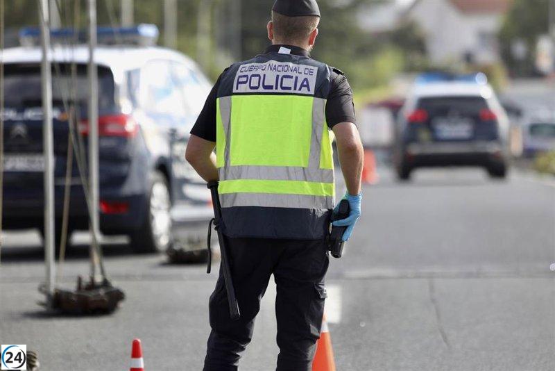 Policías fuera de servicio detienen a un ladrón en plena acción al asaltar a una mujer.