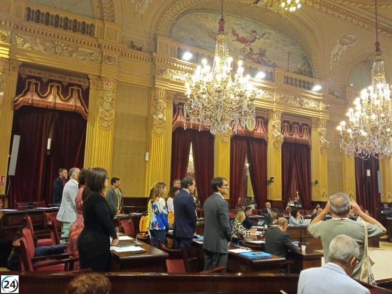 La izquierda rinde homenaje a Gaza en el pleno, mientras Rodríguez (Vox) protesta con un golpe en la mesa.