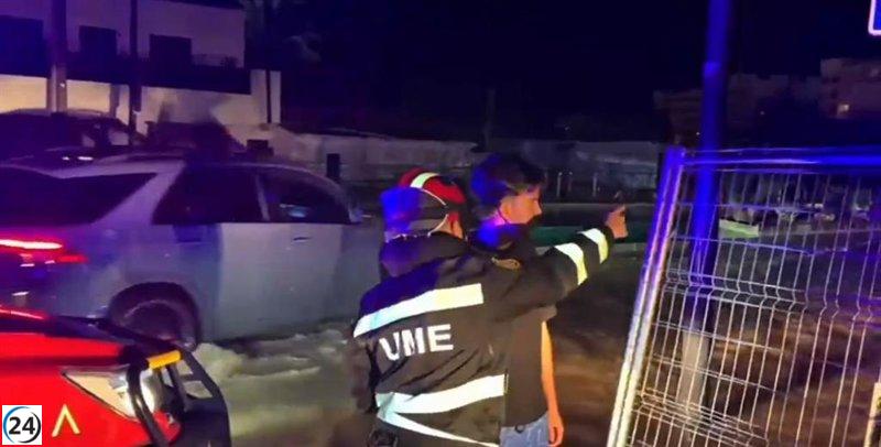 La UME despliega su operación nocturna en Ibiza para saneamiento de viviendas y vías, además de limpiar los alrededores del aeropuerto.