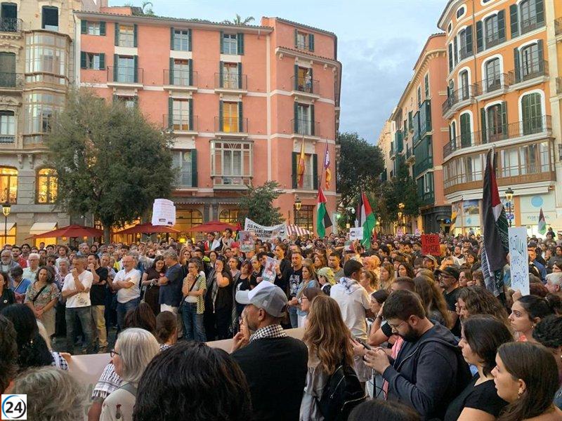 Cien ciudadanos se manifiestan en Palma contra la intervención en la flotilla hacia Gaza.