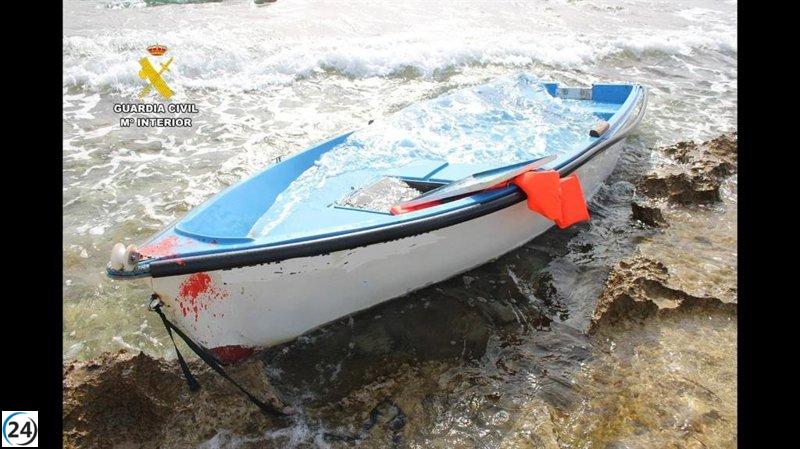 Descubren a 16 inmigrantes en Formentera tras desembarco en embarcación ilegal.